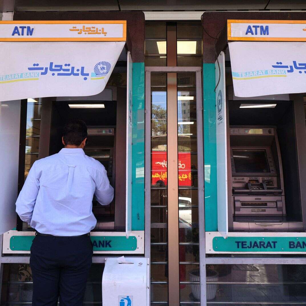 אדם מושך כסף מכספומט בטהרן | AFP אדם מושך כסף מכספומט בטהרן | AFP