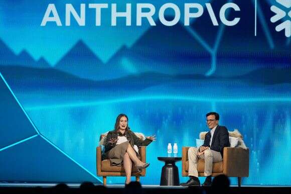דניאלה אמודיי, שותפה למייסדת ונשיאת Anthropic, משמאל, משוחחת עם מנכ"ל Snowflake, סרידהאר רמאסוואמי, במהלך הרצאת הפתיחה בכנס Snowflake Summit | AP Photo/Jeff Chiu דניאלה אמודיי, שותפה למייסדת ונשיאת Anthropic, משמאל, משוחחת עם מנכ"ל Snowflake, סרידהאר רמאסוואמי, במהלך הרצאת הפתיחה בכנס Snowflake Summit | AP Photo/Jeff Chiu