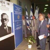 ראש הממשלה יצחק שמיר מבקר בתערוכה לציון חמישים שנה למותו של ז'בוטינסקי, 1990 | נתן אלפרט, לע"מ