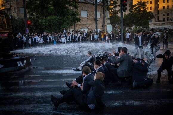 מדינת ישראל מממנת חזרה למנטליות הגלותית של השטעטל. חרדים מפגינים בירושלים נגד מעצר עריקים, החודש | יונתן זינדל, פלאש 90