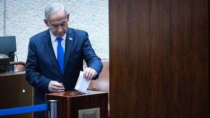 רה"מ נתניהו משלשל לקלפי את בחירתו למבקר המדינה הבא | יונתן זינדל, פלאש 90