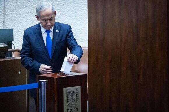 רה"מ נתניהו משלשל לקלפי את בחירתו למבקר המדינה הבא | יונתן זינדל, פלאש 90 רה"מ נתניהו משלשל לקלפי את בחירתו למבקר המדינה הבא | יונתן זינדל, פלאש 90