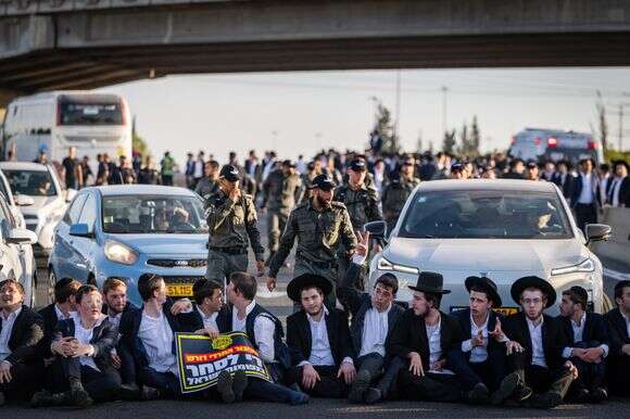חסימת כביש בהפגנת חרדים נגד חוק הגיוס | חיים גולדברג, פלאש 90 חסימת כביש בהפגנת חרדים נגד חוק הגיוס | חיים גולדברג, פלאש 90