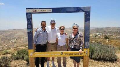 מארק לוין וישראל גנץ בתצפית קידה | דוברות מועצת בנימין