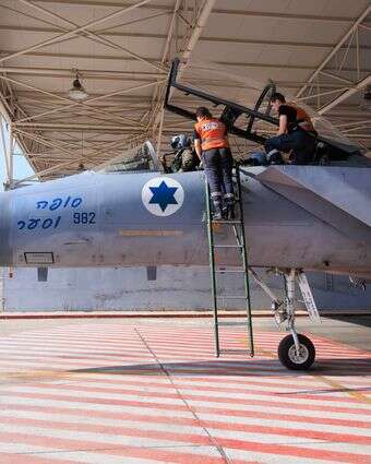 להגדיר מחדש את תקציב הביטחון. מטוס
 אף־15 בבסיס תל נוף | משה שי, פלאש 90
