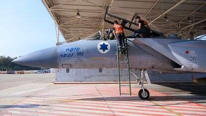 להגדיר מחדש את תקציב הביטחון. מטוס
 אף־15 בבסיס תל נוף | משה שי, פלאש 90