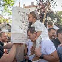הכנסת ספר תורה לזכרו של דוד מאיר הי"ד, שנפל בקרב על קיבוץ בארי בשמחת תורה ה'תשפ"ד | חיים גולדברג, פלאש 90 הכנסת ספר תורה לזכרו של דוד מאיר הי"ד, שנפל בקרב על קיבוץ בארי בשמחת תורה ה'תשפ"ד | חיים גולדברג, פלאש 90