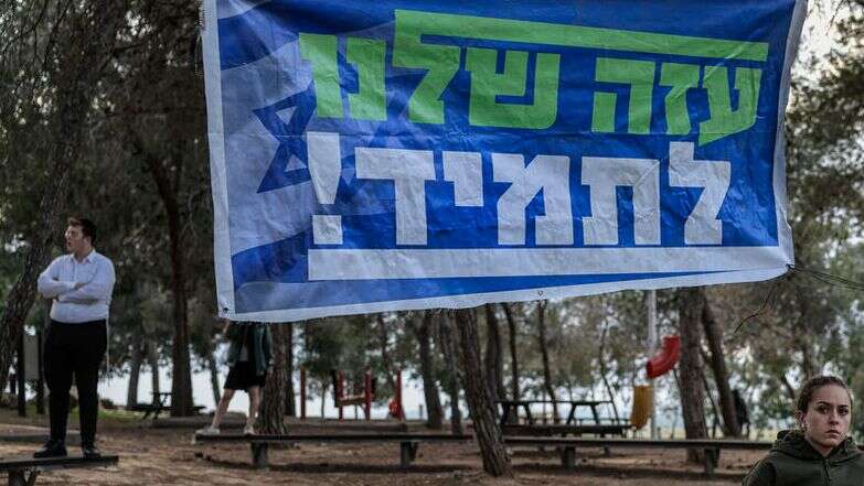 יהודים התומכים בהקמתן מחדש של התיישבויות ברצועת עזה מניפים את שלט "עזה שלנו לתמיד" סמוך לגבול עם עזה | צפריר אבייב, פלאש 90