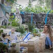 אביה סלוטקי, אלמנתו של ישי סלוטקי, שנהרג לצד אחיו נועם ב-7 באוקטובר בקיבוץ עלומים, מבקרת בקברו יום לפני חתונתה בבית הקברות הצבאי בהר הרצל בירושלים | חיים גולדברג/Flash90