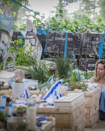 אביה סלוטקי, אלמנתו של ישי סלוטקי, שנהרג לצד אחיו נועם ב-7 באוקטובר בקיבוץ עלומים, מבקרת בקברו יום לפני חתונתה בבית הקברות הצבאי בהר הרצל בירושלים | חיים גולדברג/Flash90