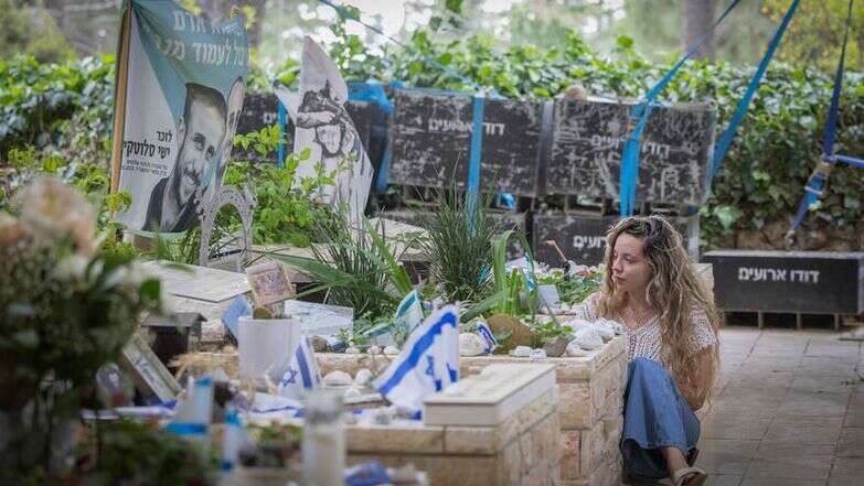 אביה סלוטקי, אלמנתו של ישי סלוטקי, שנהרג לצד אחיו נועם ב-7 באוקטובר בקיבוץ עלומים, מבקרת בקברו יום לפני חתונתה בבית הקברות הצבאי בהר הרצל בירושלים | חיים גולדברג/Flash90