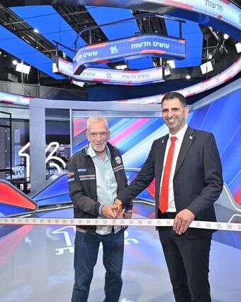 שר התקשורת קרעי גוזר את הסרט בתחילת שידורי ערוץ 16 | משה בן נאים