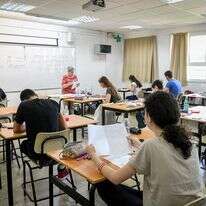 תלמידי תיכון ניגשים לבחינת הבגרות במתמטיקה בבית ספר | פלאש 90 תלמידי תיכון ניגשים לבחינת הבגרות במתמטיקה בבית ספר | פלאש 90
