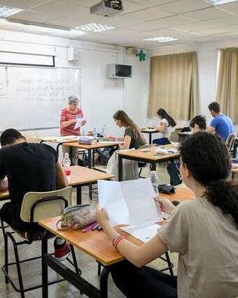 תלמידי תיכון ניגשים לבחינת הבגרות במתמטיקה בבית ספר | פלאש 90