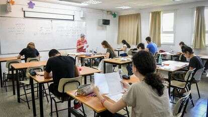 תלמידי תיכון ניגשים לבחינת הבגרות במתמטיקה בבית ספר | פלאש 90 תלמידי תיכון ניגשים לבחינת הבגרות במתמטיקה בבית ספר | פלאש 90