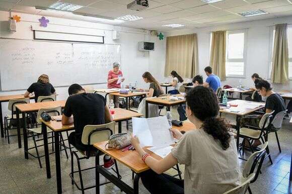 תלמידי תיכון ניגשים לבחינת הבגרות במתמטיקה בבית ספר | פלאש 90 תלמידי תיכון ניגשים לבחינת הבגרות במתמטיקה בבית ספר | פלאש 90