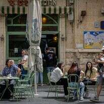 אנשים יושבים בבית קפה במרכז ירושלים | נתי שוחט, פלאש 90 אנשים יושבים בבית קפה במרכז ירושלים | נתי שוחט, פלאש 90