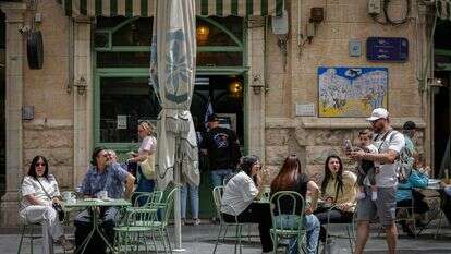 אנשים יושבים בבית קפה במרכז ירושלים | נתי שוחט, פלאש 90