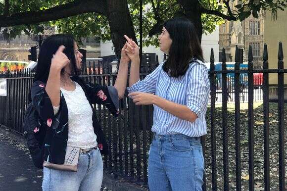 ורדית ושירלי ביתה משוחחות בשפת הסימנים | באדיבות המצולמים ורדית ושירלי ביתה משוחחות בשפת הסימנים | באדיבות המצולמים