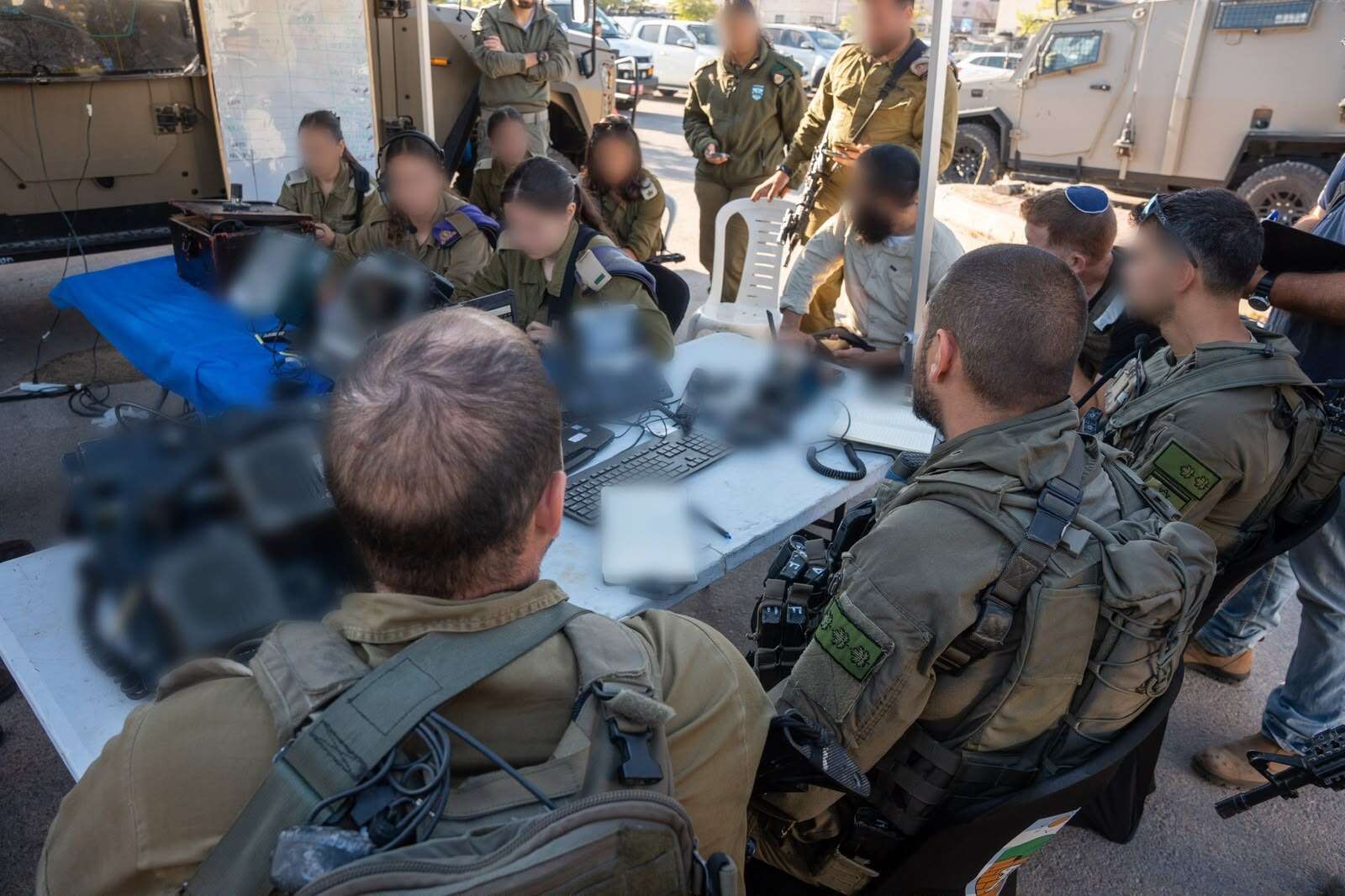 דרמה בבנימין: חסידי ברסלב נטשו רכב מנופץ בכפר פלסטיני והקפיצו מסוקים