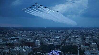 מטוסי ה"ת'אנדרבירדס" (Thunderbirds) של חיל האוויר האמריקאי ומטוסי ה"בלו איינג'לס" (Blue Angels) של הצי האמריקאי מבצעים מטס חגיגי במהלך ההמנון הלאומי באירוע "UFC Freedom 250" במדשאה הדרומית של הבית הלבן בוושינגטון הבירה | AFP מטוסי ה"ת'אנדרבירדס" (Thunderbirds) של חיל האוויר האמריקאי ומטוסי ה"בלו איינג'לס" (Blue Angels) של הצי האמריקאי מבצעים מטס חגיגי במהלך ההמנון הלאומי באירוע "UFC Freedom 250" במדשאה הדרומית של הבית הלבן בוושינגטון הבירה | AFP