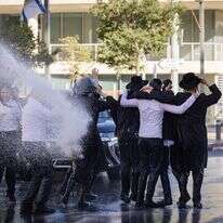 מפגינים חרדים מחוץ לתחנת המשטרה בירושלים | נועם רבקין פנטון, פלאש 90 מפגינים חרדים מחוץ לתחנת המשטרה בירושלים | נועם רבקין פנטון, פלאש 90