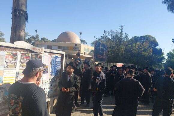 שוטרים וחסידי גור בערד לאחר קטטה
בעקבות מעצר עריקים | דוברות המשטרה שוטרים וחסידי גור בערד לאחר קטטה
בעקבות מעצר עריקים | דוברות המשטרה
