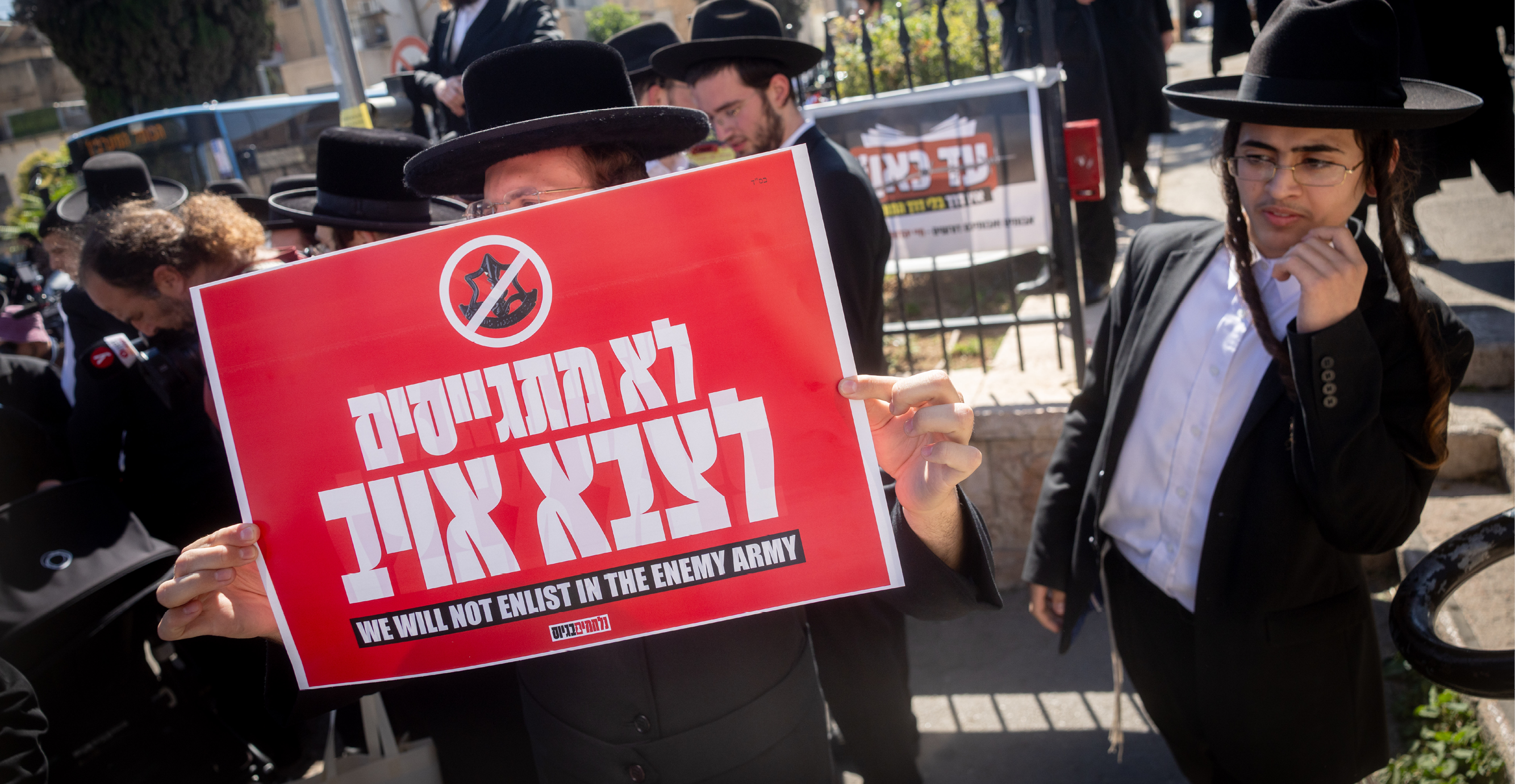 "לברית עם החרדים יש מחירים גדולים מדי". מפגינים נגד גיוס בירושלים, בשבוע שעבר | חיים גולדברג, פלאש 90 "לברית עם החרדים יש מחירים גדולים מדי". מפגינים נגד גיוס בירושלים, בשבוע שעבר | חיים גולדברג, פלאש 90
