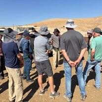 ההתעניינות ב"אלימות המתנחלים" רק גוברת. קבוצת הטייסים במילואים במאהל בדואי בבקעה, השבוע | חגי סגל ההתעניינות ב"אלימות המתנחלים" רק גוברת. קבוצת הטייסים במילואים במאהל בדואי בבקעה, השבוע | חגי סגל