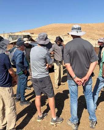 ההתעניינות ב"אלימות המתנחלים" רק גוברת. קבוצת הטייסים במילואים במאהל בדואי בבקעה, השבוע | חגי סגל ההתעניינות ב"אלימות המתנחלים" רק גוברת. קבוצת הטייסים במילואים במאהל בדואי בבקעה, השבוע | חגי סגל