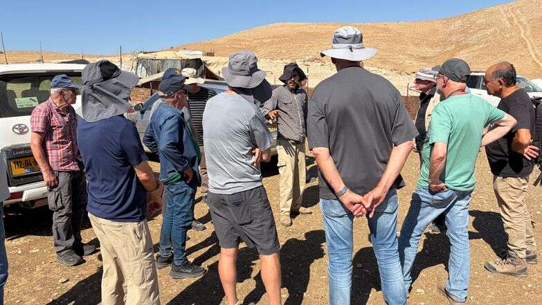 ההתעניינות ב"אלימות המתנחלים" רק גוברת. קבוצת הטייסים במילואים במאהל בדואי בבקעה, השבוע | חגי סגל ההתעניינות ב"אלימות המתנחלים" רק גוברת. קבוצת הטייסים במילואים במאהל בדואי בבקעה, השבוע | חגי סגל