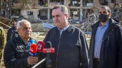 כ"ץ בזירת נפילת טיל בדימונה, בחודש מרץ | לירון מולדובן, פלאש 90 כ"ץ בזירת נפילת טיל בדימונה, בחודש מרץ | לירון מולדובן, פלאש 90