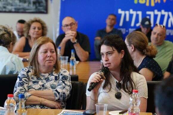 כתבת מקור ראשון שיראל דילר בסיור עם השר יצחק וסרלאוף בצפון | Jinipix כתבת מקור ראשון שיראל דילר בסיור עם השר יצחק וסרלאוף בצפון | Jinipix