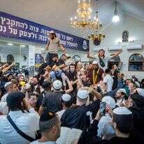 חוגגים בקבר רבי נחמן באומן, אוקראינה | Chaim Goldberg/Flash90 חוגגים בקבר רבי נחמן באומן, אוקראינה | Chaim Goldberg/Flash90