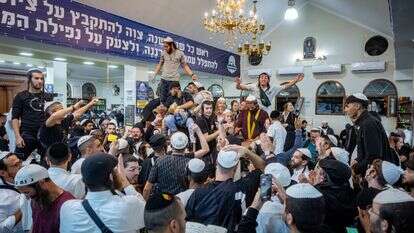חוגגים בקבר רבי נחמן באומן, אוקראינה | Chaim Goldberg/Flash90 חוגגים בקבר רבי נחמן באומן, אוקראינה | Chaim Goldberg/Flash90