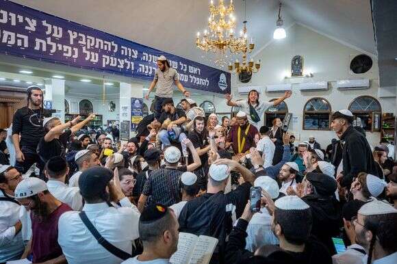 חוגגים בקבר רבי נחמן באומן, אוקראינה | Chaim Goldberg/Flash90 חוגגים בקבר רבי נחמן באומן, אוקראינה | Chaim Goldberg/Flash90