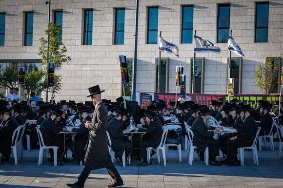 חרדים לומדים כמחאה ליד לשכת היועמ"שית במשרד המשפטים, בשבוע שעבר | חיים גולדברג, פלאש 90 חרדים לומדים כמחאה ליד לשכת היועמ"שית במשרד המשפטים, בשבוע שעבר | חיים גולדברג, פלאש 90