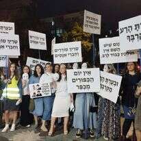 נשים חרדיות מוחות בירושלים נגד המשך העסקתה של מחנכת שפגעה בתלמידותיה, מרץ 2022 | באדיבות ארגון "הנני - לא תשתוק"