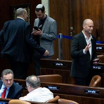 ח"כ יצחק קרויזר, יו"ר ועדת הפנים והגנת הסביבה של הכנסת, במליאת הכנסת | יונתן זינדל, פלאש 90