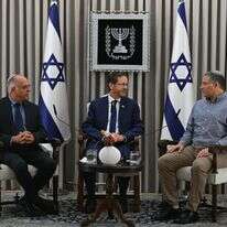 מימין: דוד זיני, הנשיא הרצוג ויו"ר ועדת הבחירות המרכזית השופט נועם סולברג | חיים צח, לע״מ מימין: דוד זיני, הנשיא הרצוג ויו"ר ועדת הבחירות המרכזית השופט נועם סולברג | חיים צח, לע״מ