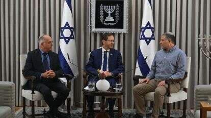 מימין: דוד זיני, הנשיא הרצוג ויו"ר ועדת הבחירות המרכזית השופט נועם סולברג | חיים צח, לע״מ מימין: דוד זיני, הנשיא הרצוג ויו"ר ועדת הבחירות המרכזית השופט נועם סולברג | חיים צח, לע״מ