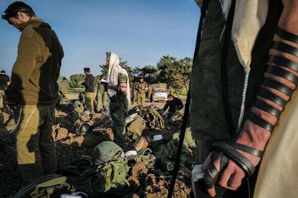חיילי מילואים משתתפים בתפילה ובקריאה השבועית בספר תורה בשעות הבוקר המוקדמות בגבול לבנון | מיכאל גלעדי / Flash90 חיילי מילואים משתתפים בתפילה ובקריאה השבועית בספר תורה בשעות הבוקר המוקדמות בגבול לבנון | מיכאל גלעדי / Flash90