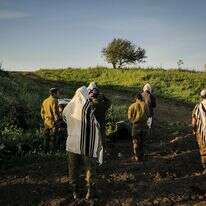 חיילי מילואים משתתפים בתפילה ובקריאה השבועית בספר תורה בשעות הבוקר המוקדמות בגבול לבנון | מיכאל גלעדי / Flash90 חיילי מילואים משתתפים בתפילה ובקריאה השבועית בספר תורה בשעות הבוקר המוקדמות בגבול לבנון | מיכאל גלעדי / Flash90