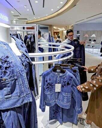 Japan Denim, חנות המתמחה במוצרי דנים יפני ברובע צ'ואו שבטוקיו | The Japan News