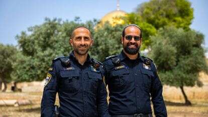 מפקד הר הבית רפ"ק גיא טל (משמאל) וסגנו פקד דניאל לרך | אלקנה וולפסון מפקד הר הבית רפ"ק גיא טל (משמאל) וסגנו פקד דניאל לרך | אלקנה וולפסון