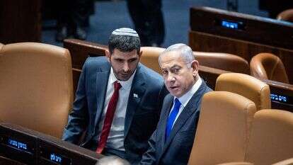 שר התקשורת, שלמה קרעי, לצד ראש הממשלה, בנימין נתניהו, במליאת הכנסת | יונתן זינדל, פלאש 90 שר התקשורת, שלמה קרעי, לצד ראש הממשלה, בנימין נתניהו, במליאת הכנסת | יונתן זינדל, פלאש 90