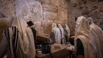 יהודים מתפללים בכותל המערבי, שריד בית מקדשנו שאנו אבלים על חורבנו | יונתן זינדל, פלאש 90 יהודים מתפללים בכותל המערבי, שריד בית מקדשנו שאנו אבלים על חורבנו | יונתן זינדל, פלאש 90