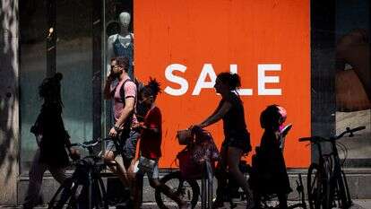 חנות עם הכיתוב SALE בת"א | מרים אלסטר// פלאש 90 חנות עם הכיתוב SALE בת"א | מרים אלסטר// פלאש 90