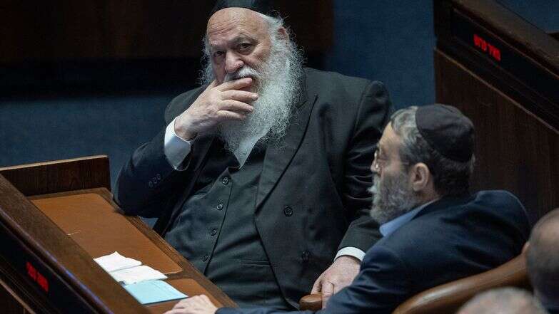 גפני וגולדקנופף במהלך ההצבעה על חוק יסוד לימוד תורה, אמש | Chaim Goldberg/Flash90