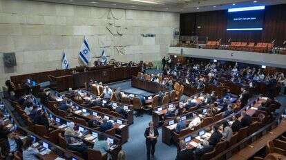 גמליאת הכנסת במהלך ההצבעה על חוק יסוד לימוד תורה | Chaim Goldberg/Flash90 גמליאת הכנסת במהלך ההצבעה על חוק יסוד לימוד תורה | Chaim Goldberg/Flash90
